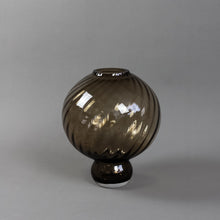 Last inn bildet i galleriviseren Meadow Swirl Vase Medium - Topaz
